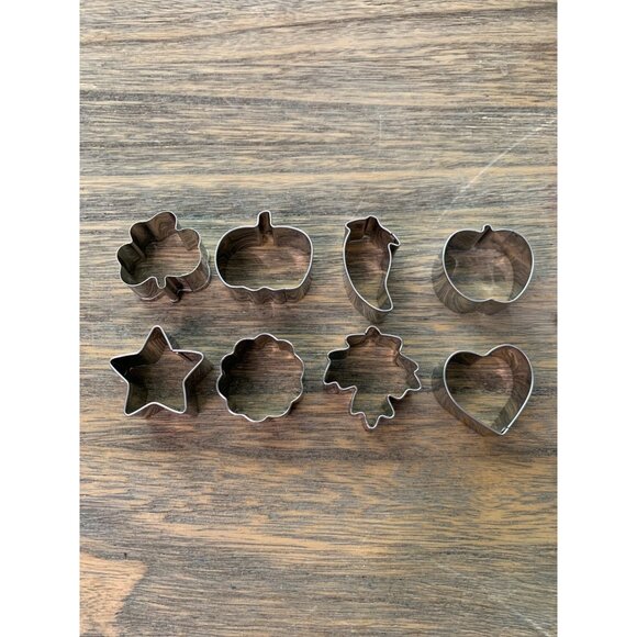 The Pampered Chef Mini Cutters 8 in Metal Tin - Picture 1 of 9